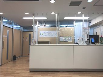 殺菌スリッパ、明るい木目調フローリング、心地良いソファー